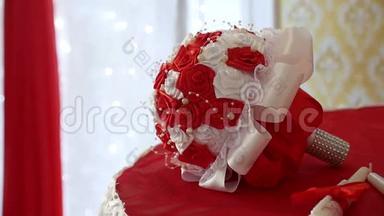 在一个漂亮的房间里，红色的婚礼花束在桌子上，<strong>婚礼视频</strong>艺术